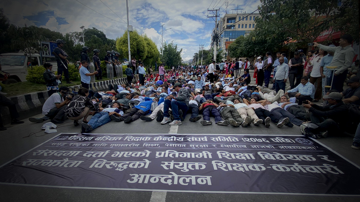 सडकमै सुतेर राहत शिक्षककाे प्रदर्शन